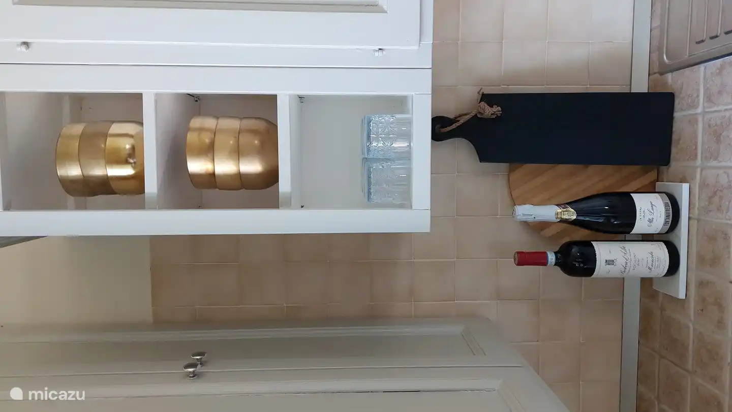 La cocina está decorada al gusto y la vajilla está a juego.