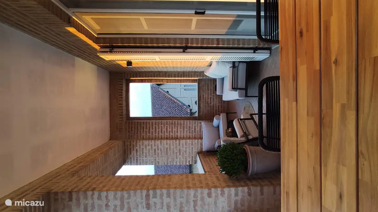 El precioso balcón donde brilla el sol por la noche. Incluye un juego de barra alta para cenar y disfrutar de la vista