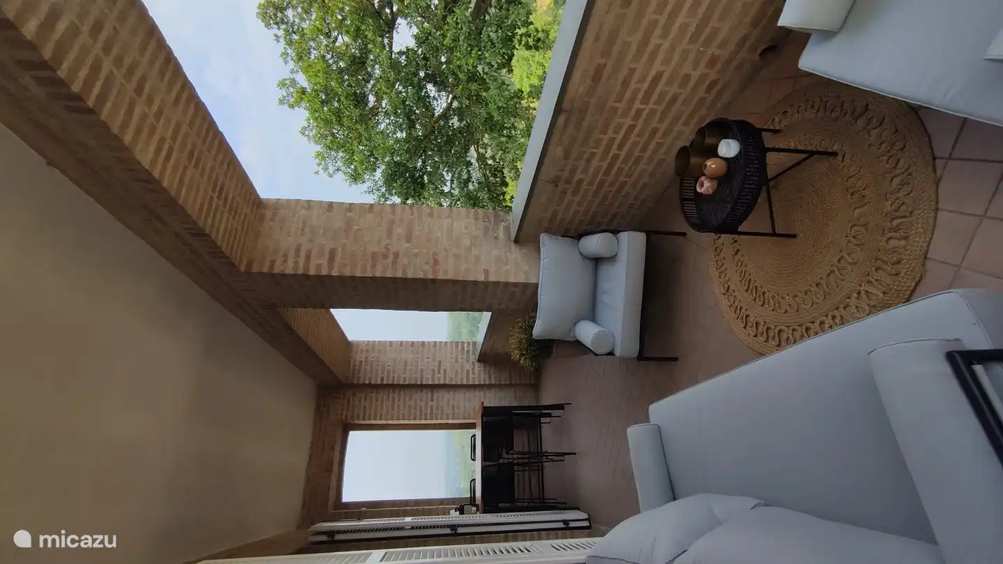 El precioso balcón donde brilla el sol por la noche