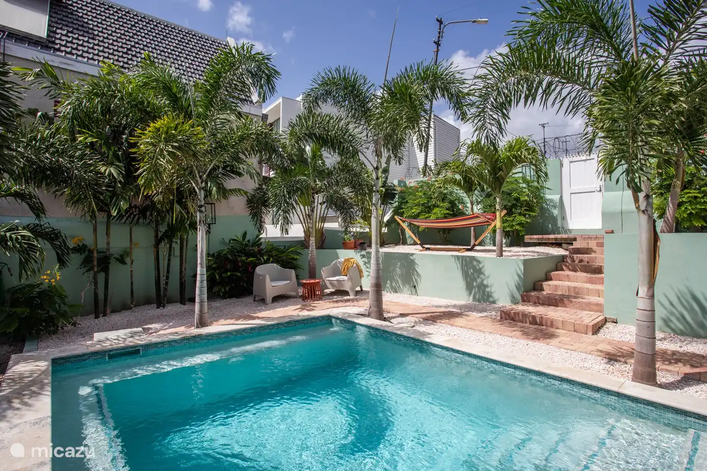 Swimmingpool und die Treppe zum Hintereingang des Gartens.