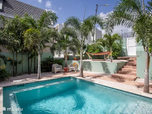 Villa citadine historique avec piscine | Curaçao, Curaçao-Centre, Willemstad - maison de ville Piscine et les escaliers à l'entrée arrière du jardin.