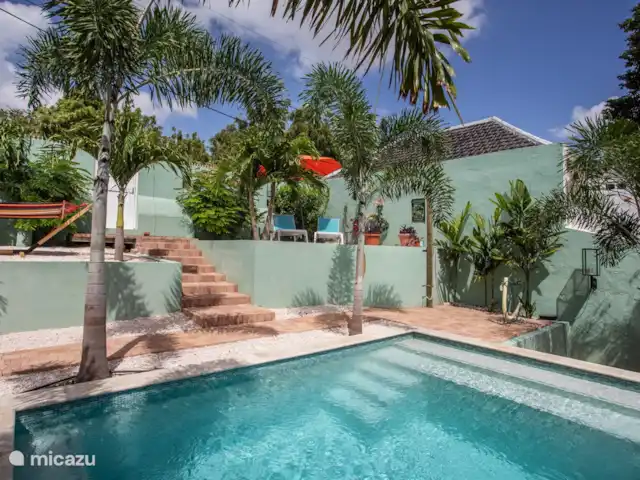 Villa citadine historique avec piscine | Curaçao, Curaçao-Centre, Willemstad - maison de ville Piscine et les escaliers à l'entrée arrière du jardin.