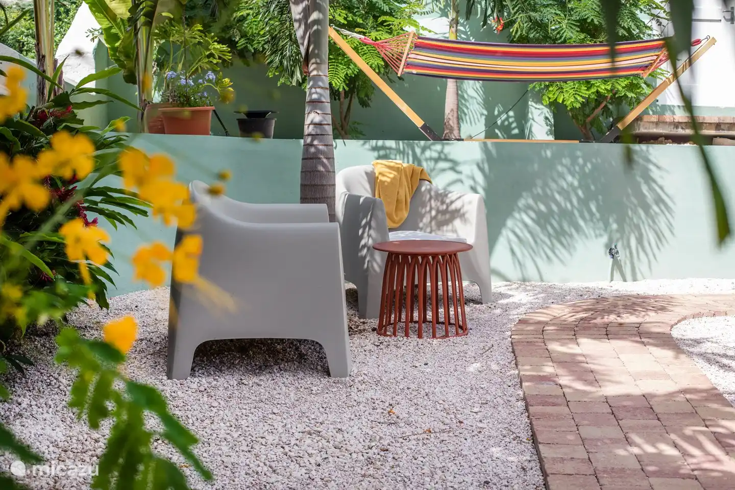 Schattiger Sitzplatz bei der Hängematte.