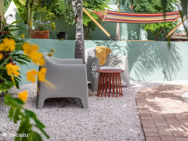 Villa citadine historique avec piscine | Curaçao, Curaçao-Centre, Willemstad - maison de ville Siège ombragé près du hamac.