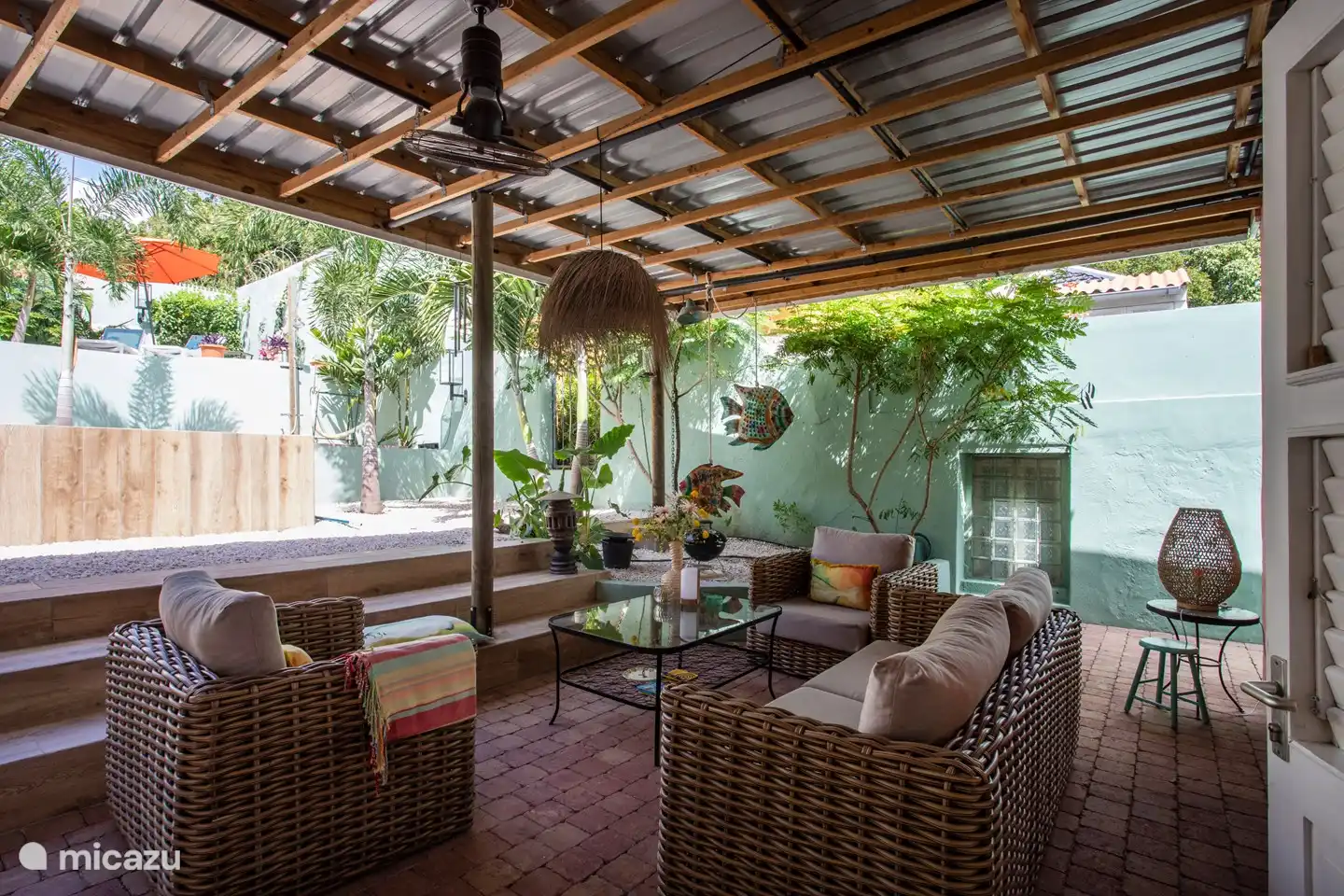 Gemütlich eingerichtete Veranda mit bequemen Sofas.