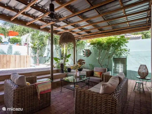Villa citadine historique avec piscine | Curaçao, Curaçao-Centre, Willemstad - maison de ville Porche meublé confortable avec des canapés confortables.