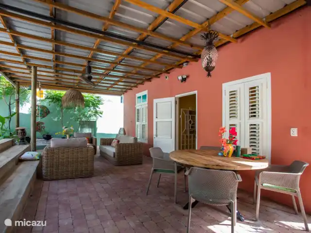 Villa citadine historique avec piscine | Curaçao, Curaçao-Centre, Willemstad - maison de ville Coin repas du porche
