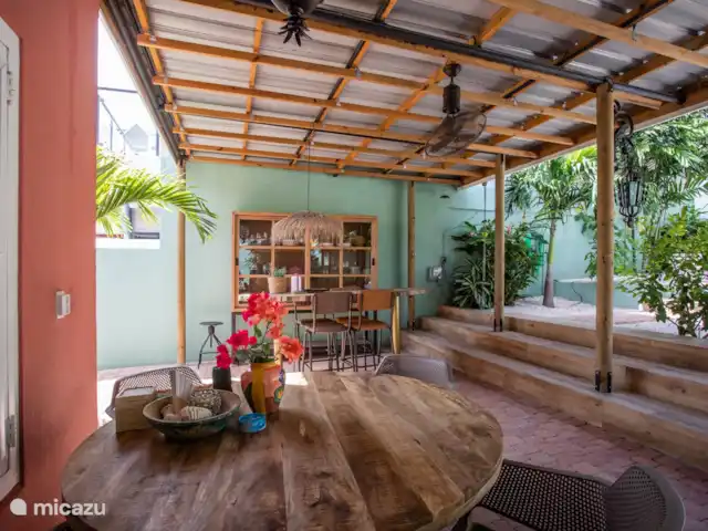 Villa citadine historique avec piscine | Curaçao, Curaçao-Centre, Willemstad - maison de ville Coin repas du porche