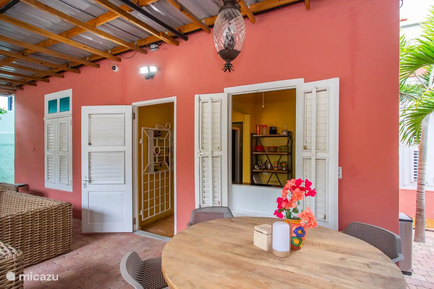 Küche mit Haustür und Fenster