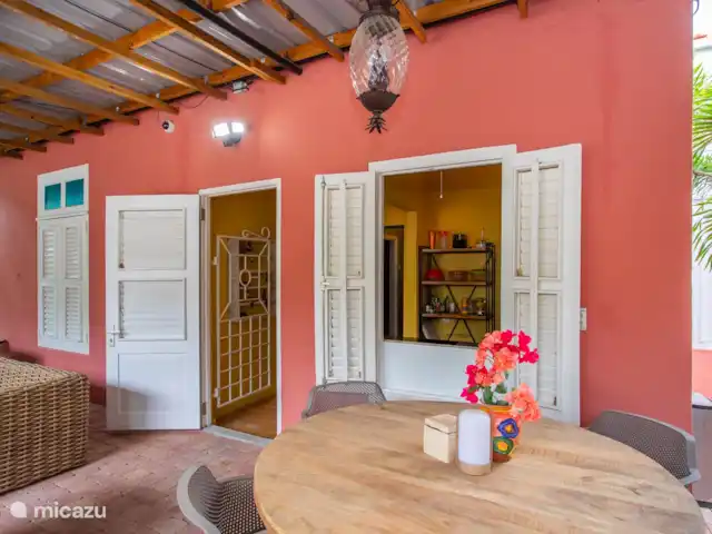 Villa citadine historique avec piscine | Curaçao, Curaçao-Centre, Willemstad - maison de ville Cuisine porte d'entrée et fenêtre