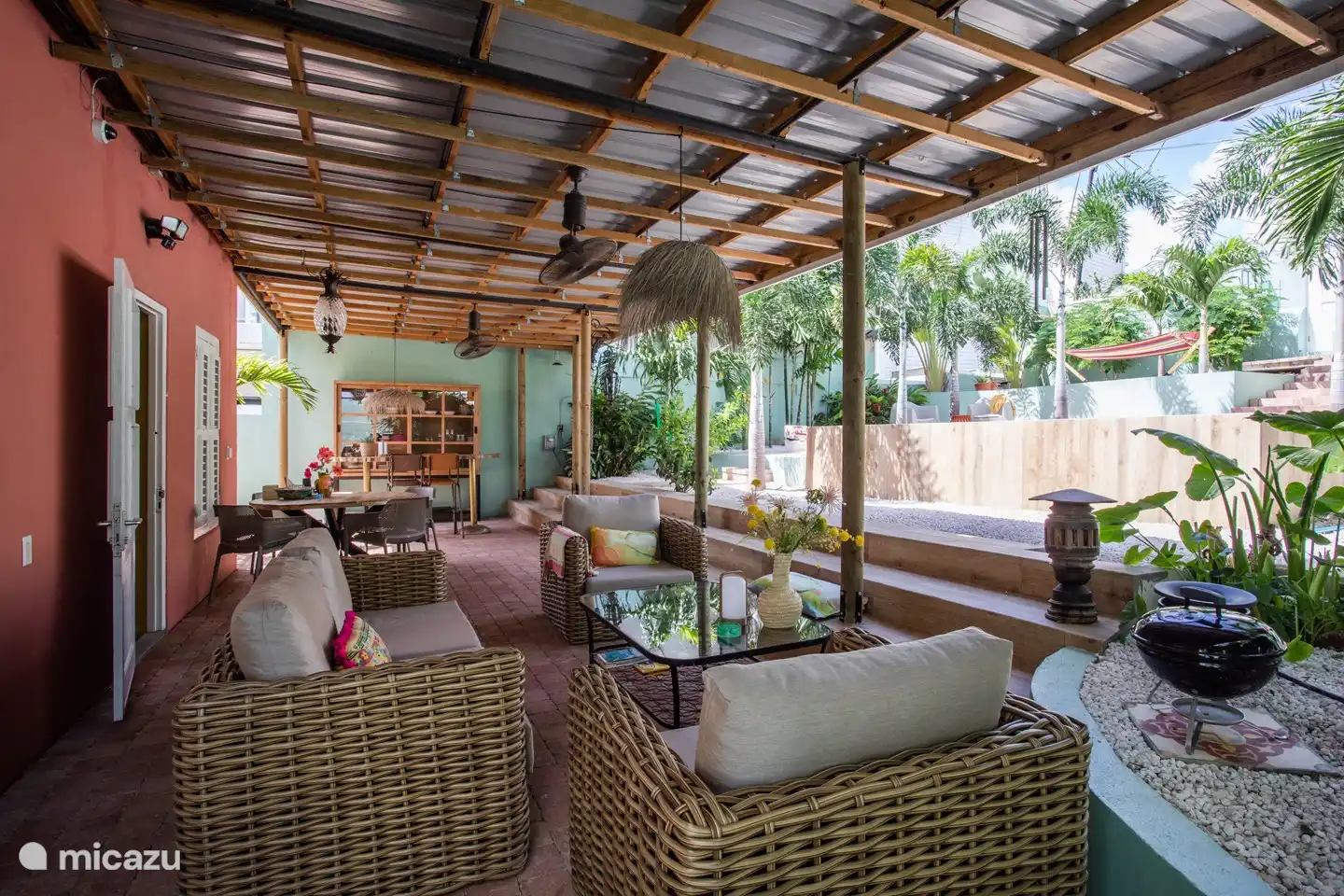 Attraktive Veranda mit Sitz- und Essbereich.