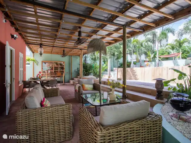 Villa citadine historique avec piscine | Curaçao, Curaçao-Centre, Willemstad - maison de ville Joli porche avec coin salon et salle à manger.