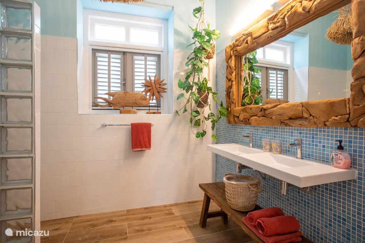 Das Badezimmer wird von Schlafzimmer 2 und 3 geteilt.