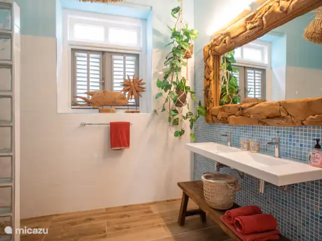 Villa citadine historique avec piscine | Curaçao, Curaçao-Centre, Willemstad - maison de ville Salle de bain commune aux chambres 2 et 3.