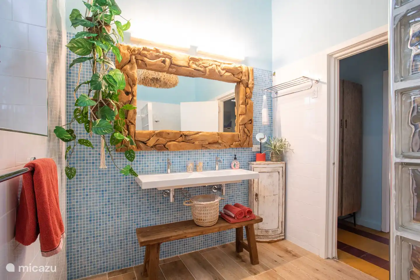 Das Badezimmer wird von Schlafzimmer 2 und 3 geteilt.