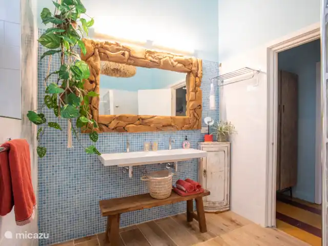 Villa citadine historique avec piscine | Curaçao, Curaçao-Centre, Willemstad - maison de ville Salle de bain commune aux chambres 2 et 3.