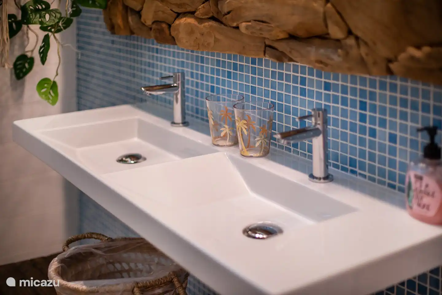 Das Badezimmer wird von Schlafzimmer 2 und 3 geteilt.