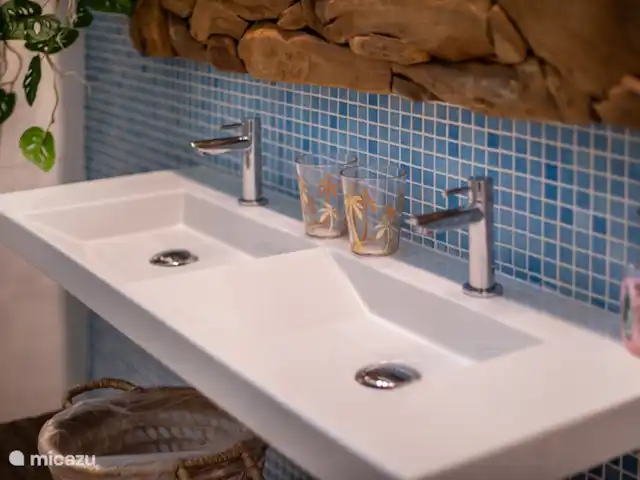 Villa citadine historique avec piscine | Curaçao, Curaçao-Centre, Willemstad - maison de ville Salle de bain commune aux chambres 2 et 3.
