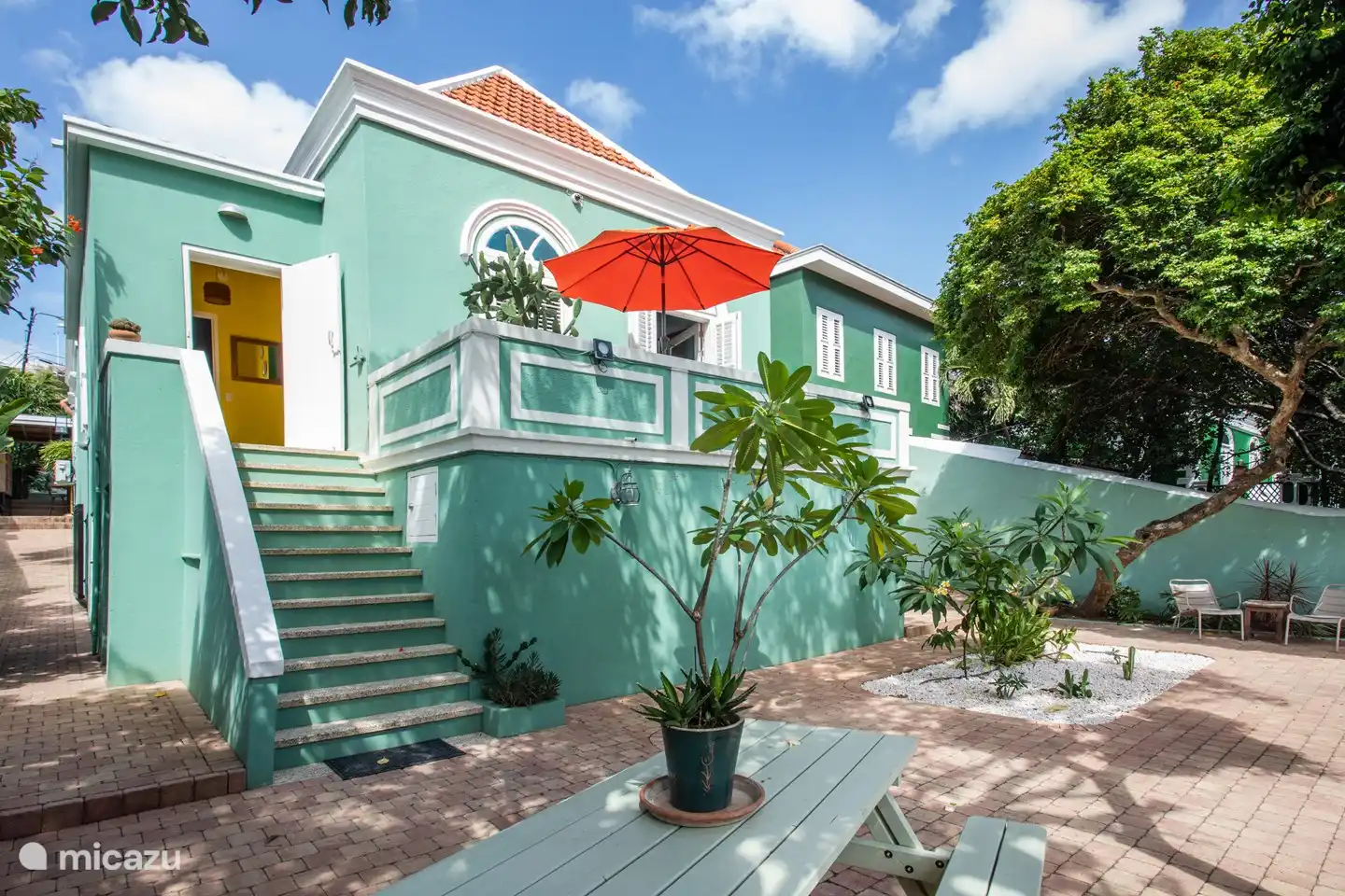 Villa auf der Vorderseite / Straßenseite