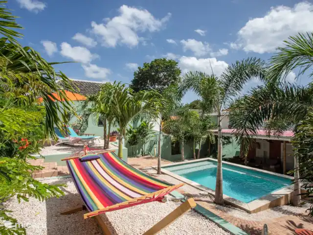 Villa citadine historique avec piscine | Curaçao, Curaçao-Centre, Willemstad - maison de ville Vue d'ensemble de la cour arrière, de la piscine et de la villa arrière avec espace de vie.