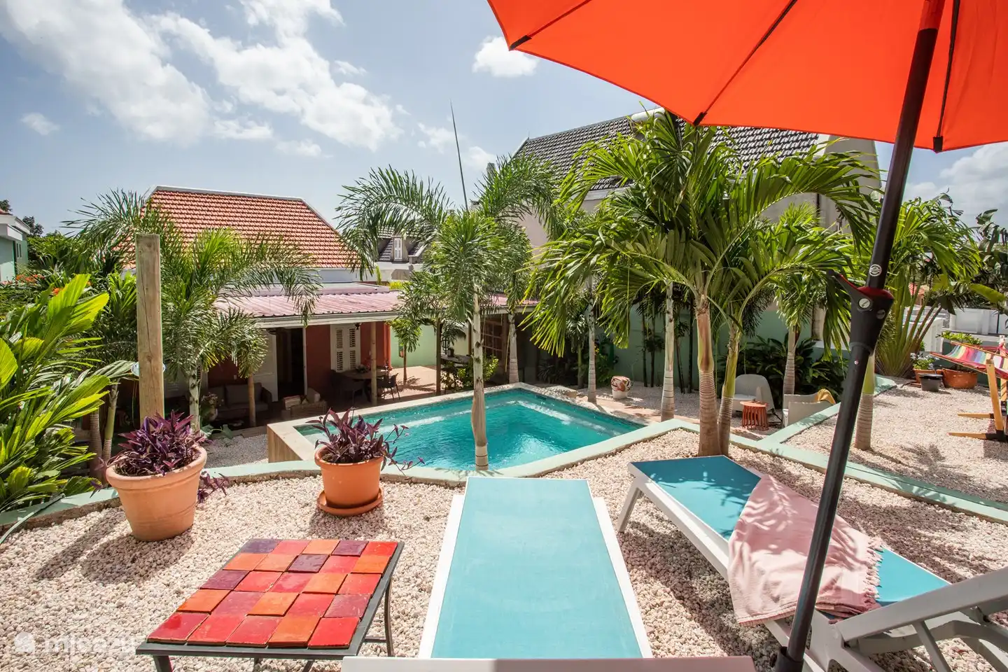 Übersicht Hinterhof, Swimmingpool und hintere Villa mit Wohnbereich.