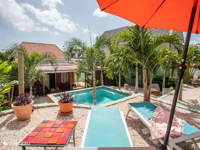 Villa citadine historique avec piscine | Curaçao, Curaçao-Centre, Willemstad - maison de ville Vue d'ensemble de la cour arrière, de la piscine et de la villa arrière avec espace de vie.