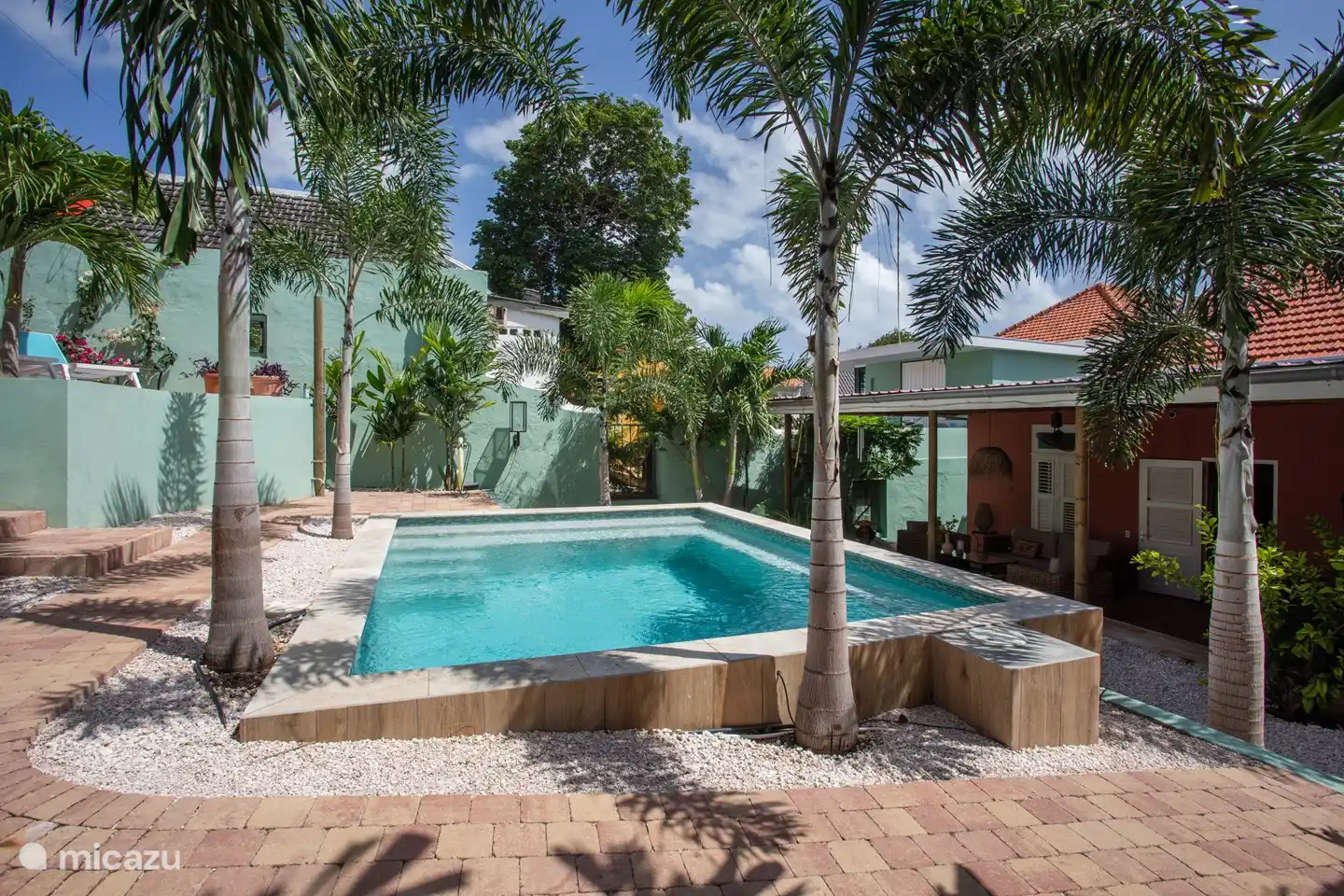 Übersicht Hinterhof, Swimmingpool und hintere Villa mit Wohnbereich.