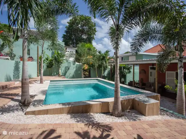 Villa citadine historique avec piscine | Curaçao, Curaçao-Centre, Willemstad - maison de ville Vue d'ensemble de la cour arrière, de la piscine et de la villa arrière avec espace de vie.