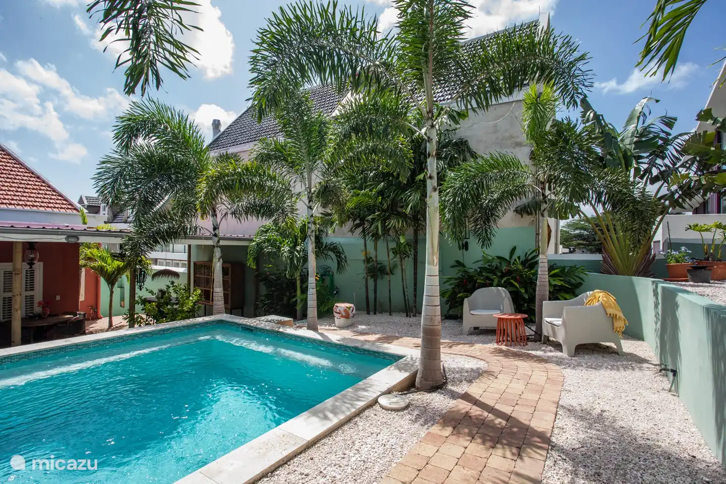 Übersicht Hinterhof, Swimmingpool und hintere Villa mit Wohnbereich.