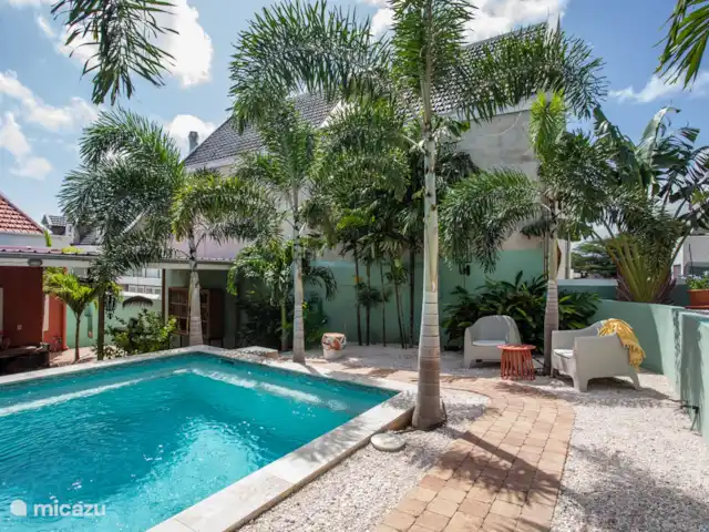 Villa citadine historique avec piscine | Curaçao, Curaçao-Centre, Willemstad - maison de ville Vue d'ensemble de la cour arrière, de la piscine et de la villa arrière avec espace de vie.