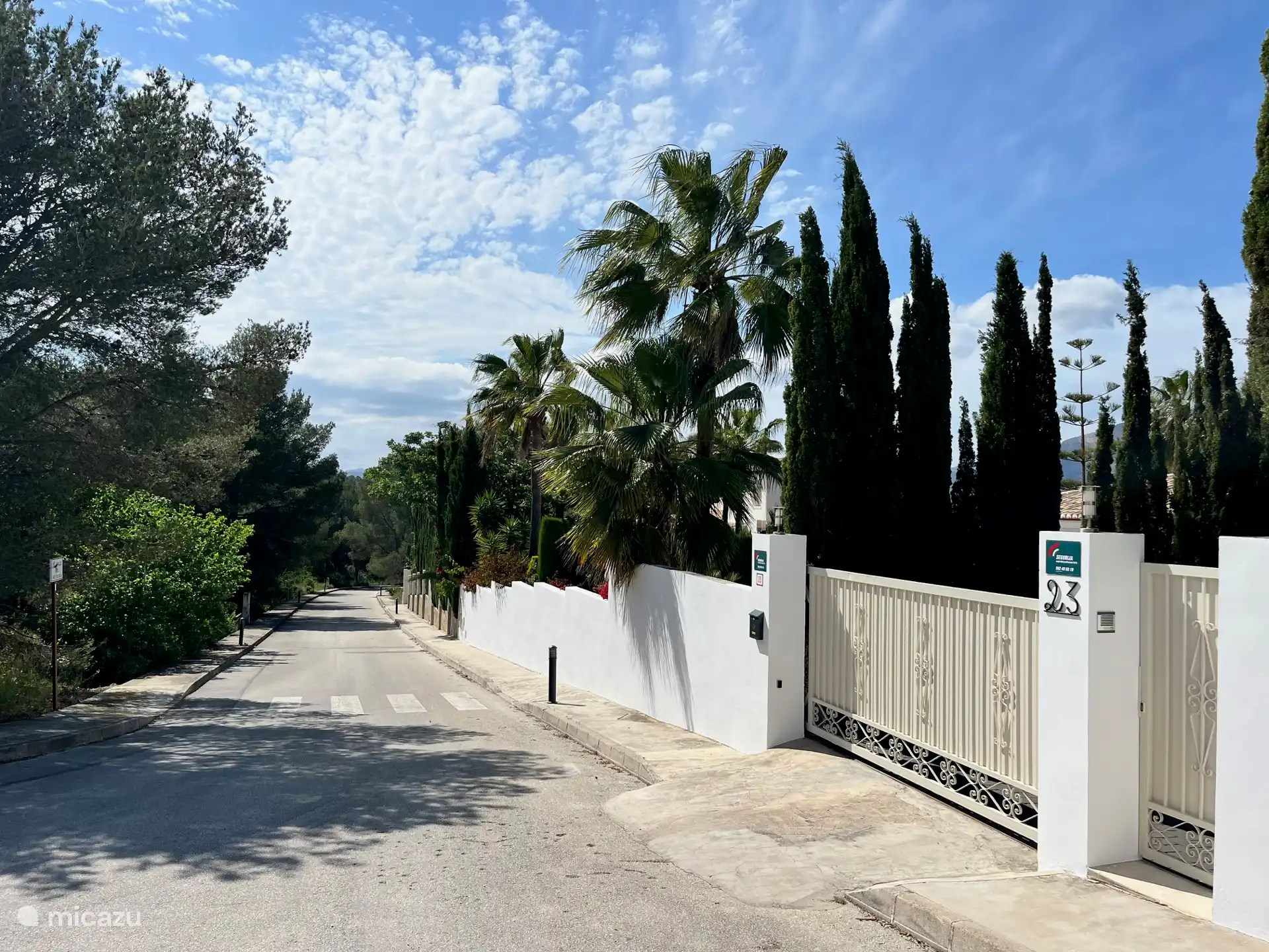 Casa la Palmera befindet sich in einer ruhigen Straße in einer ruhigen, grünen Wohngegend