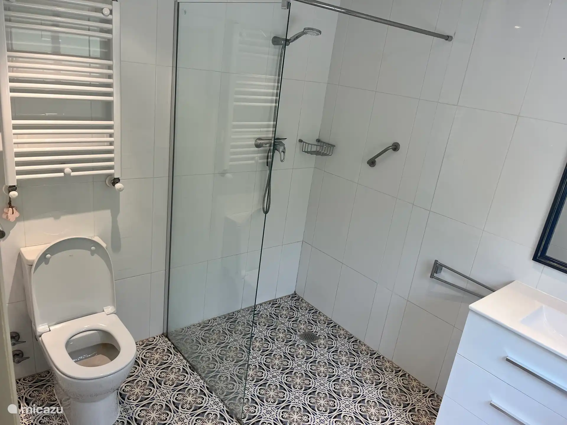Badezimmer 3 en suite zu Schlafzimmer 4 im Keller. Mit Dusche, Waschbecken und WC