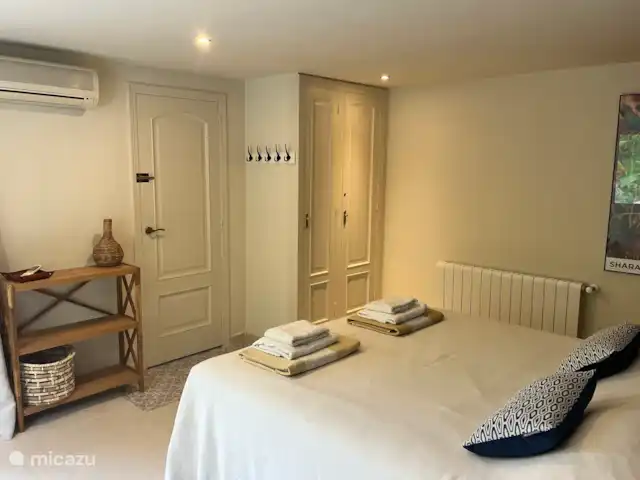 Casa La Palmera huren in Spanje, Costa Blanca, Jávea - villa Slaapkamer 4 in het souterrain met comfortabel tweepersoonsbed, airco en ruime kledingkast