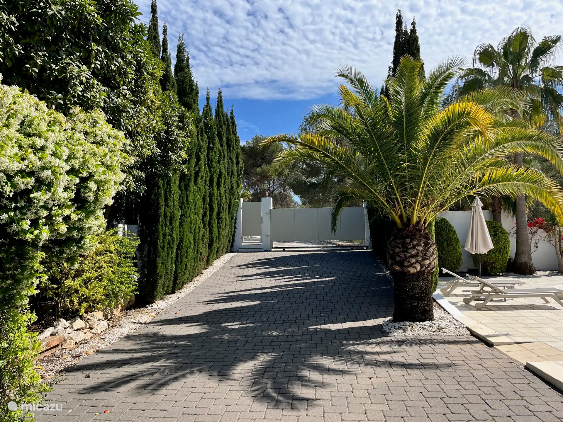 Geräumige Einfahrt mit automatischem Tor