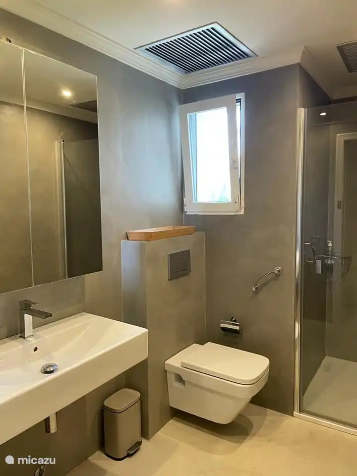 Badezimmer 2 mit Dusche, Waschbecken und WC