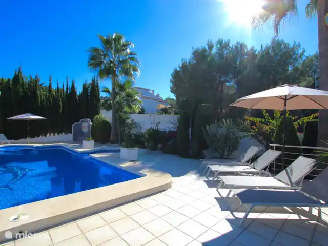 Casa La Palmera huren in Spanje, Costa Blanca, Jávea - villa Uitzicht tuin met buitendouche, ligbedden en parasols