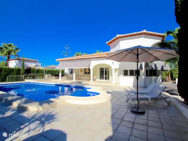 Casa La Palmera huren in Spanje, Costa Blanca, Jávea - villa Rechtervoorzijde met ligbedden en parasol