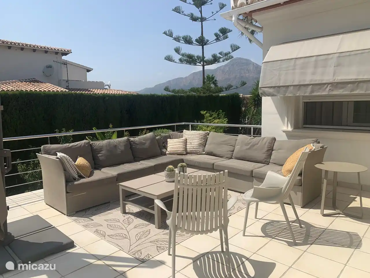 Entspannen Sie sich im geräumigen Lounge-Set mit Blick auf den Berg Montgo