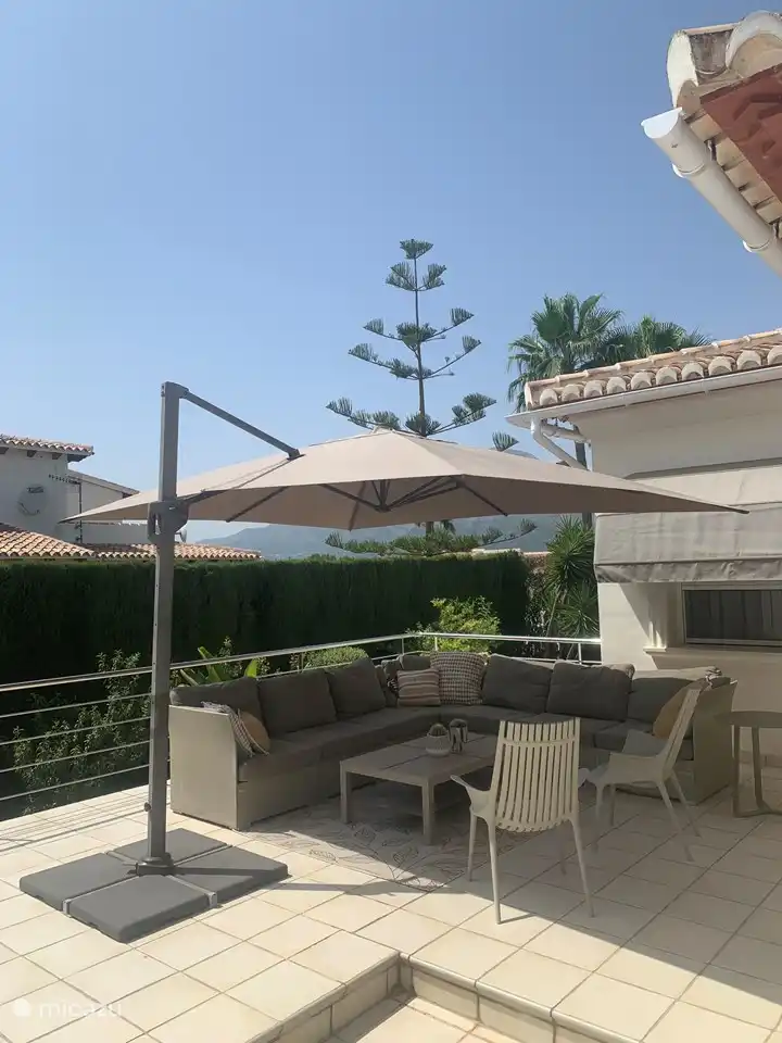 Lounge-Set mit Schatten durch den großen Sonnenschirm