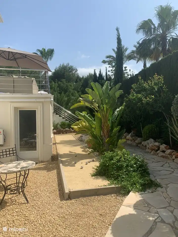 Der Bouleplatz neben dem Haus im schönen Garten