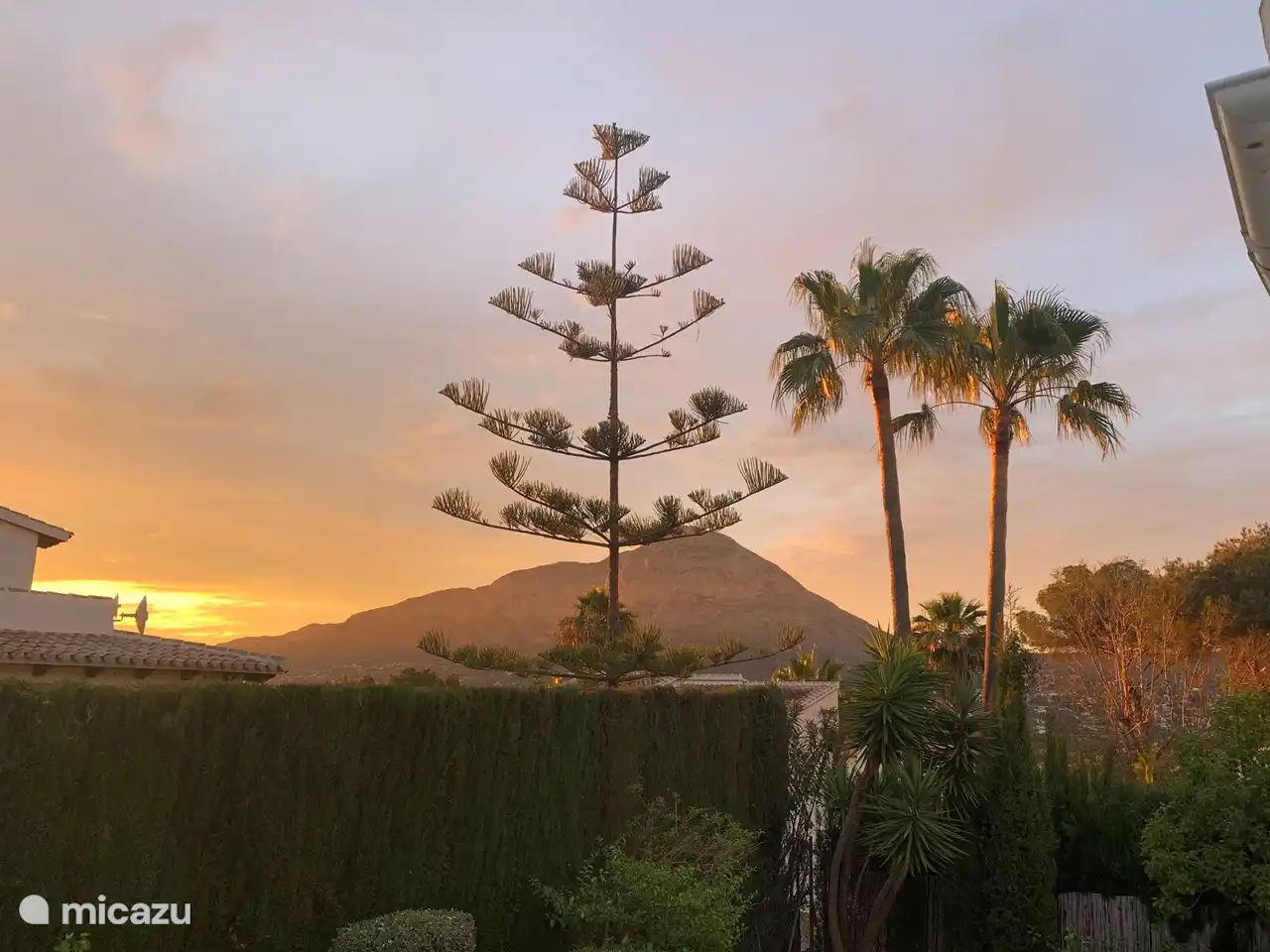 Blick auf den Berg Montgo von der Terrasse
