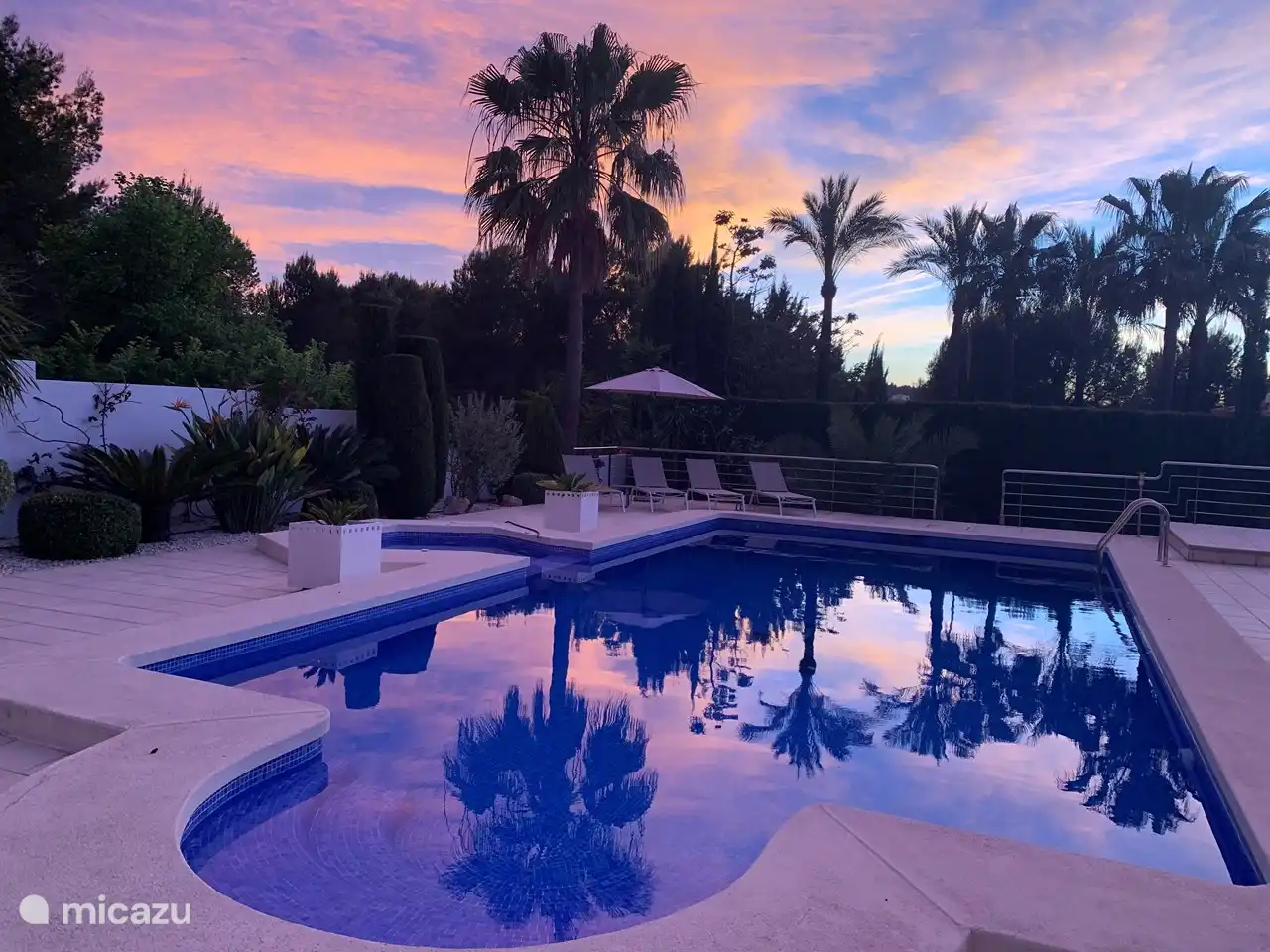 Sonnenuntergang über dem Pool