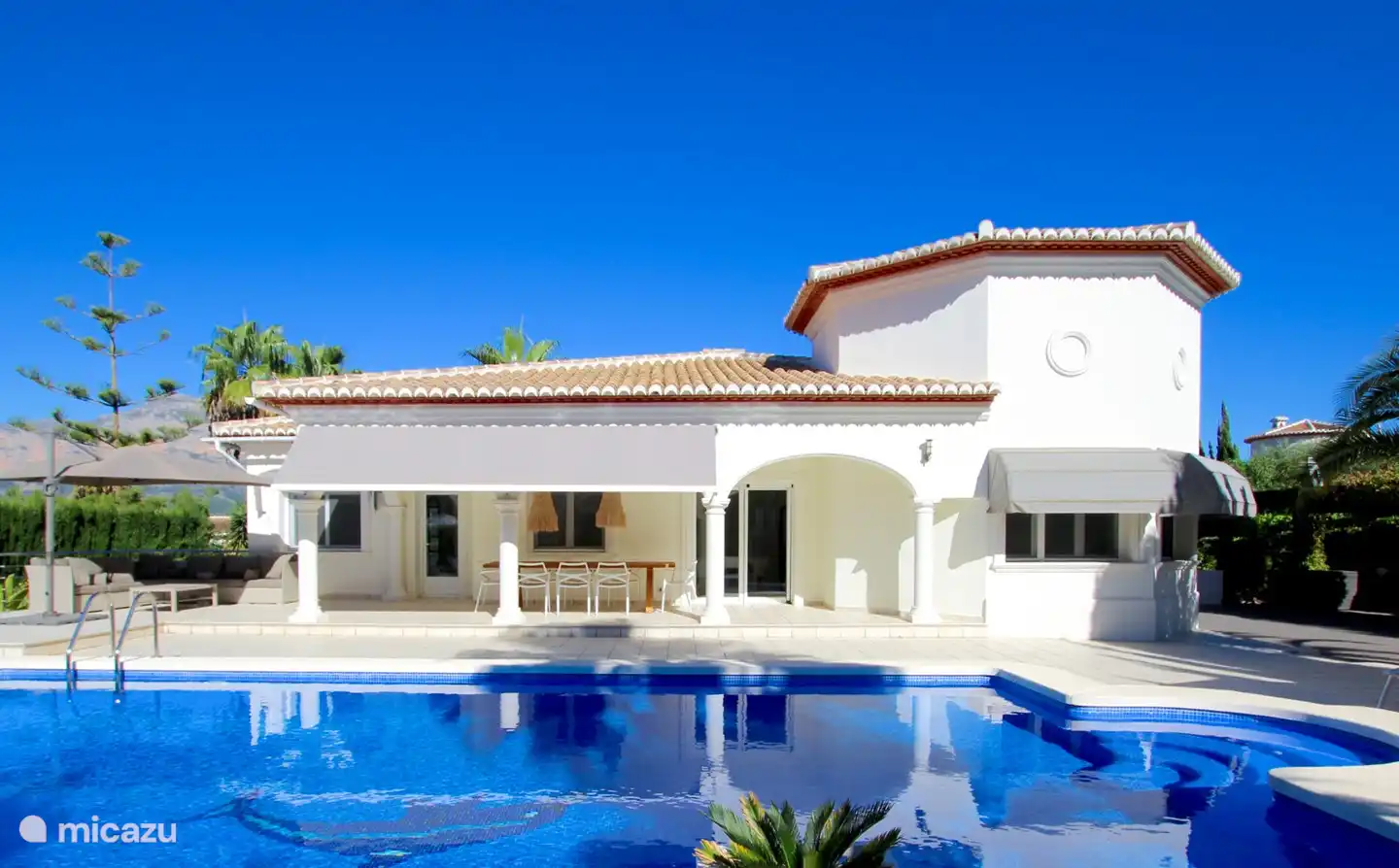 Vorne mit überdachter Terrasse und Markise