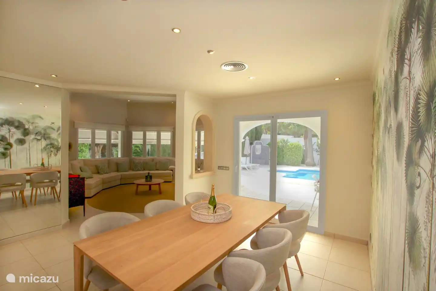 Esszimmer mit Schiebetür zur Terrasse