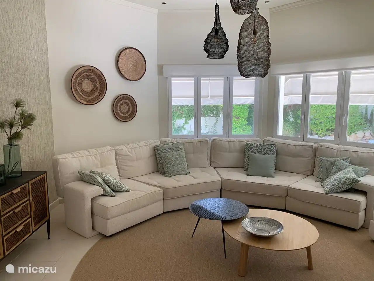 Wohnzimmer mit großem Loungesofa