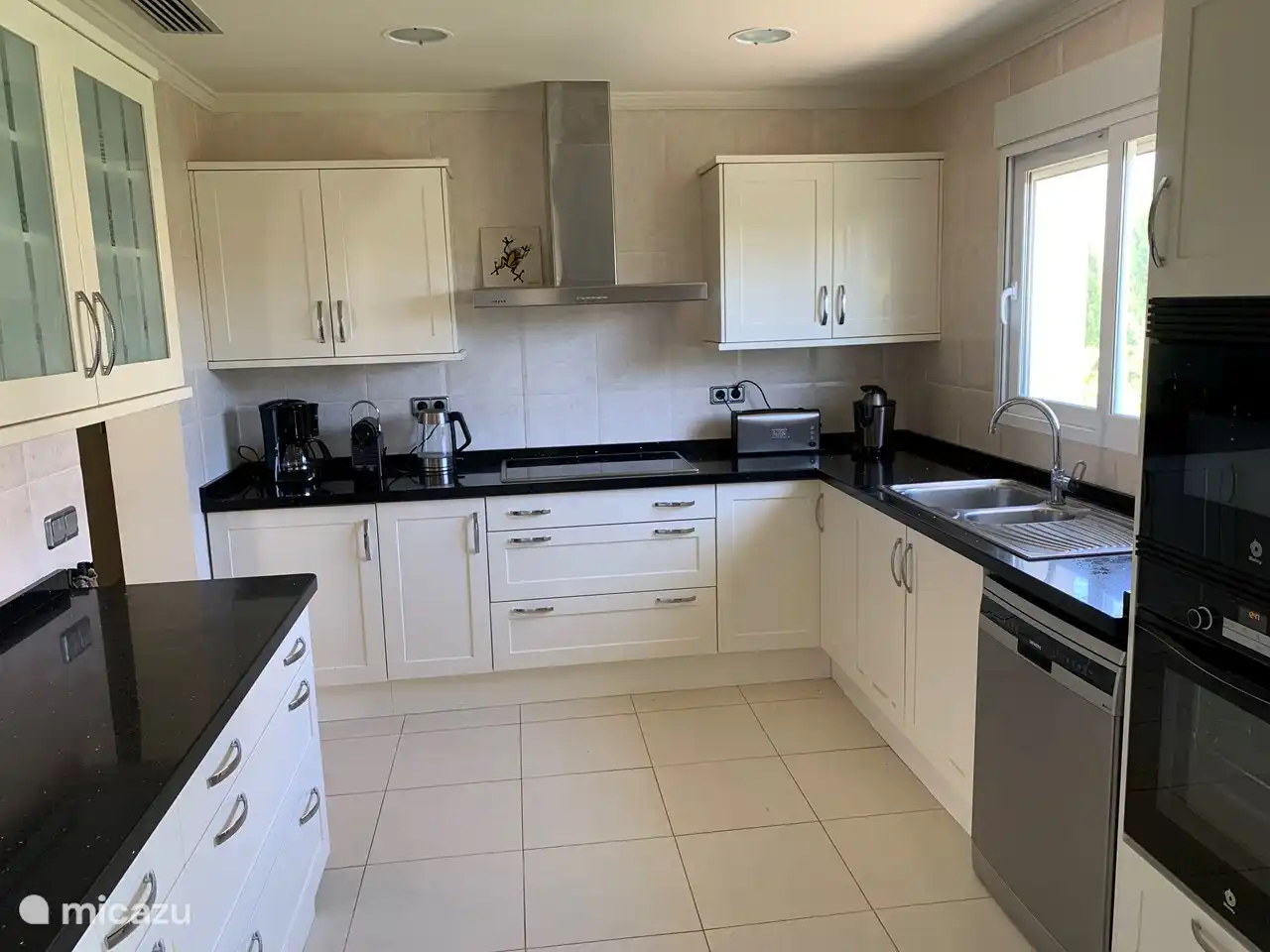 Voll ausgestattete Küche mit Geschirrspüler, Mikrowelle, Backofen, Kühlschrank mit Gefrierfach, Nespresso- und Filterkaffeemaschine, Toaster, Saftpresse, Wasserkocher und komplettem Geschirr und Besteck