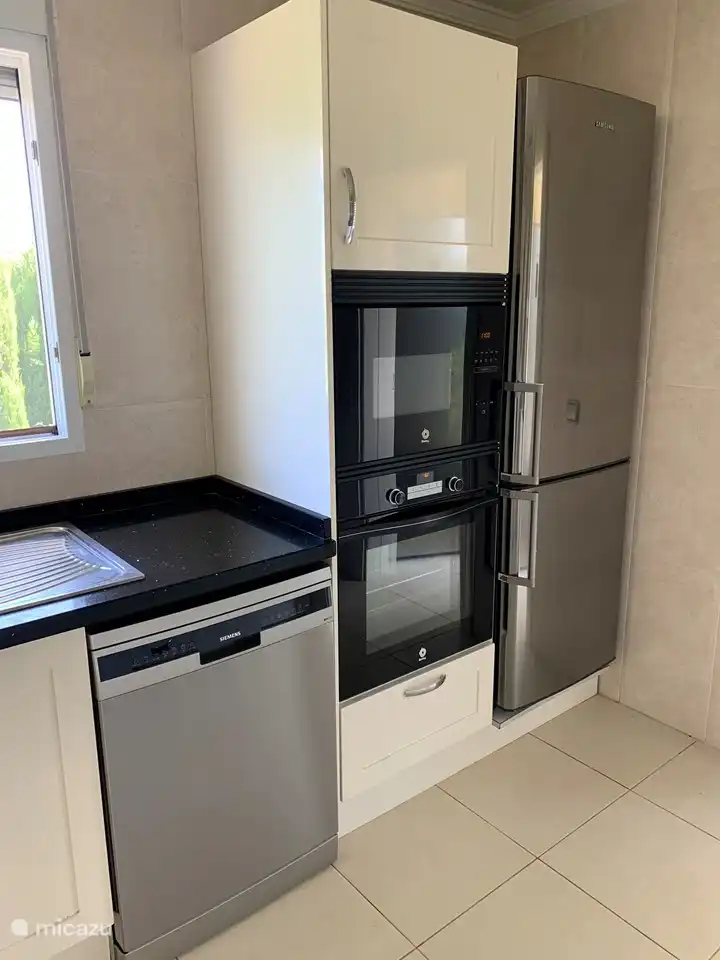 Komplette Küchenausstattung mit Geschirrspüler, Backofen, Mikrowelle und Kühl-/Gefrierschrank