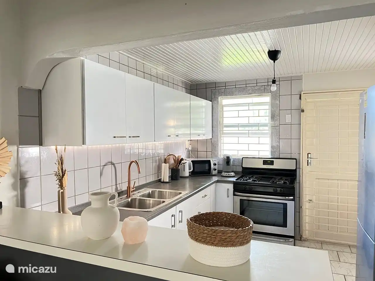 Die Küche ist komplett mit den notwendigen Geräten sowie Geschirr und Besteck ausgestattet