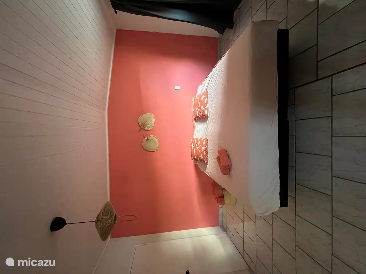 Das Hauptschlafzimmer mit Klimaanlage und eigenem Bad