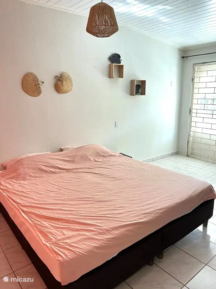 Schlafzimmer mit Klimaanlage und eigenem Bad